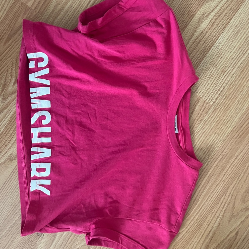 Cropped Gymshark shirt